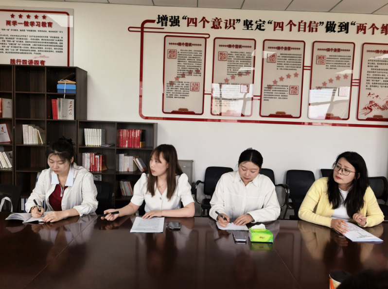 马克思主义学院举行研究生科研创...