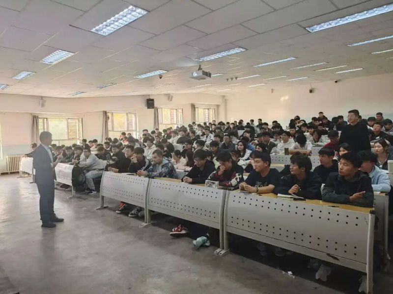 校领导走进“形势与政策”课堂