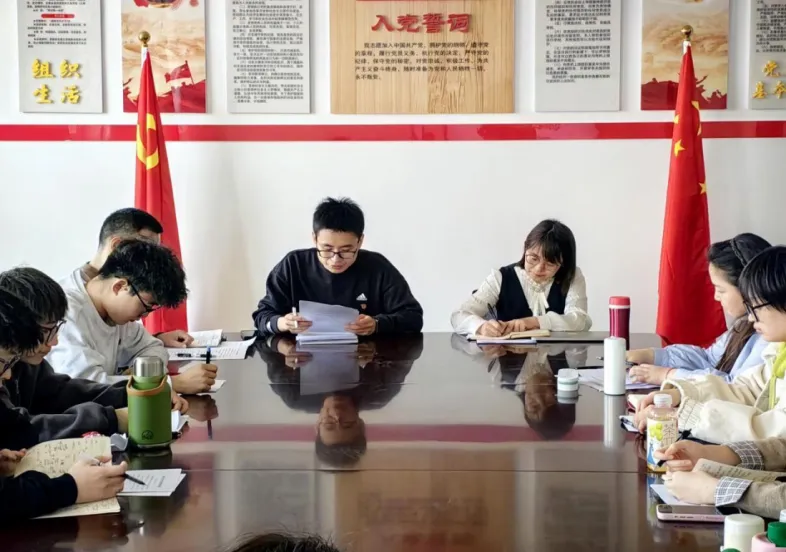 马克思主义学院研究生党支部召开...